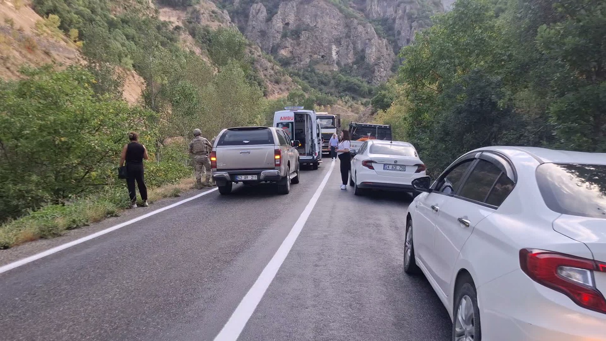 Tunceli’de 6. Tünel mevkisinde otomobil Pülümür Çayı’na düştü, 5 kişi yaralandı