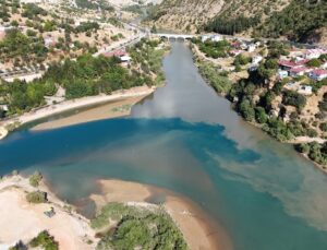 Tunceli’de Munzur ve Pülümür nehirleri yağış sonrası iki ayrı renkte akıyor
