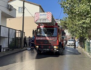 Tuzla Aydınlı’da 2 katlı binanın çatısındaki yangın söndürüldü, mutfak tüpü çıkarıldı