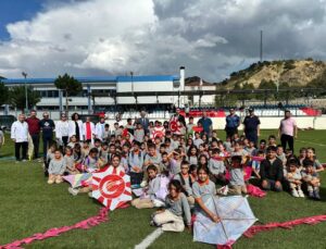 Uğurludağ’da MEB etkinliğinde öğrenciler Gazze’deki çocuklar için uçurtma uçurdu