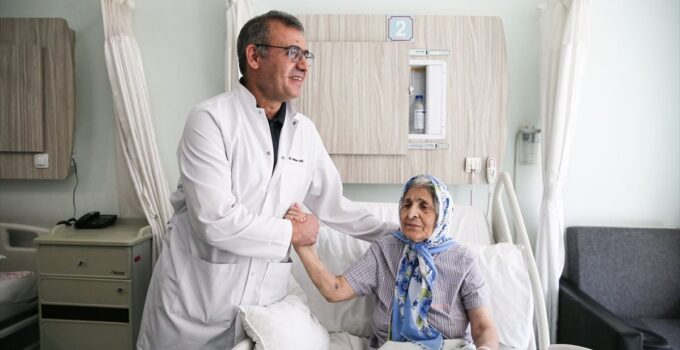 Uzun yıllardır kalp rahatsızlığı çeken hasta az uygulanan TAVI yöntemiyle sağlığına kavuştu
