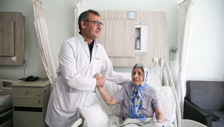 Uzun yıllardır kalp rahatsızlığı çeken hasta az uygulanan TAVI yöntemiyle sağlığına kavuştu