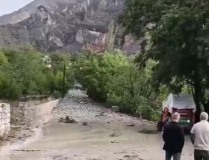 Uzundere’de Sel Felaketi: 2 Araç Hasar Gördü, Yollar Kapandı
