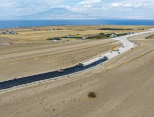Van Gölü Sahil Yolu’nda 50 kilometrelik kesintisiz ulaşım için çalışma sürüyor