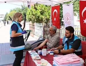 Van’da caddede kurulan stantta vatandaşlara sağlık hizmeti veriliyor