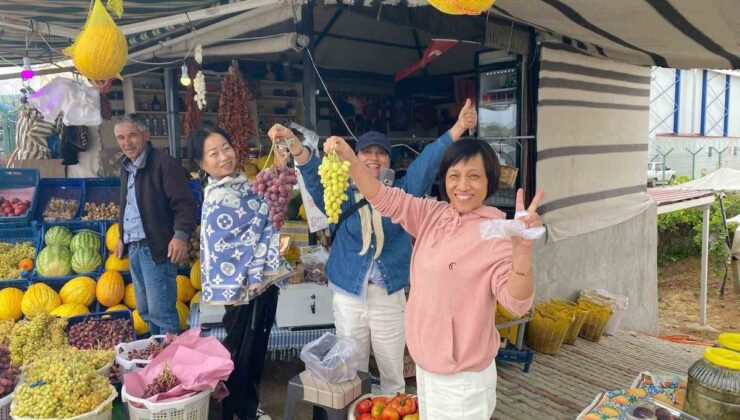 Venezüellalı turistler Sarıgöl’de Sultaniye ve Crimson üzümlerinden kilo kilo aldı