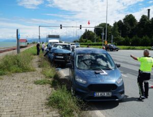Yabancı plakalı cip, kırmızı ışıkta bekleyen 3 araca çarptı: 1 yaralı