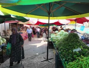 YENİ Parti vekilleri Bulancak pazarında fındık üreticisinin 300 lira talebini dinledi