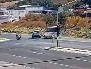 Yolcu minibüsü elektrik direğine çarptı; 1’i bebek 3 yaralı