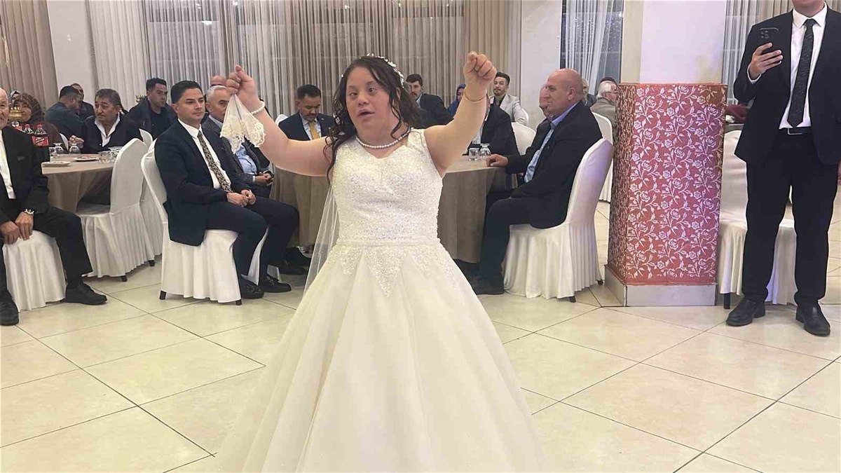 Yozgat’ta 22 yaşındaki Down sendromlu Yağmur’a temsili düğün düzenlendi
