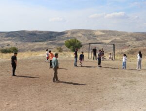 Yozgat’ta çocukların topu uçuruma kaçıyor, site sakinleri güvenli saha istiyor