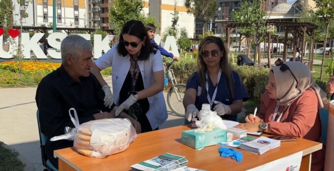 Yüksekova’da parkta sağlık molası: Vatandaşlar tansiyon ve şeker ölçümü için akın etti