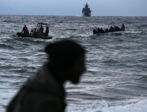 Yunanistan açıklarında göçmen teknesi battı: 25 kişiden haber alınamıyor