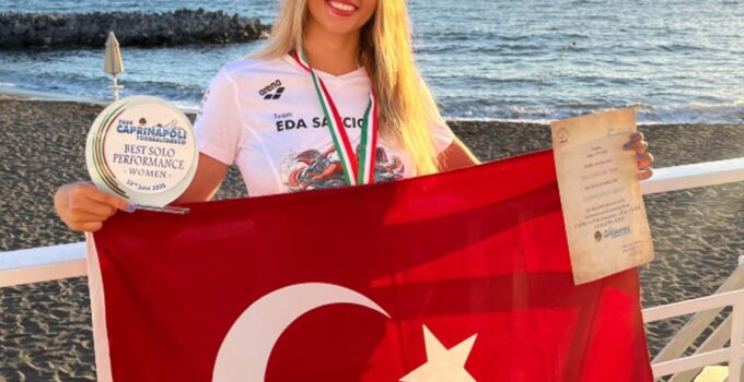 18 yaşındaki Eda Savcıgil okyanusta tarih yazdı! Catalina Kanalı’nı iki rekorla geçti