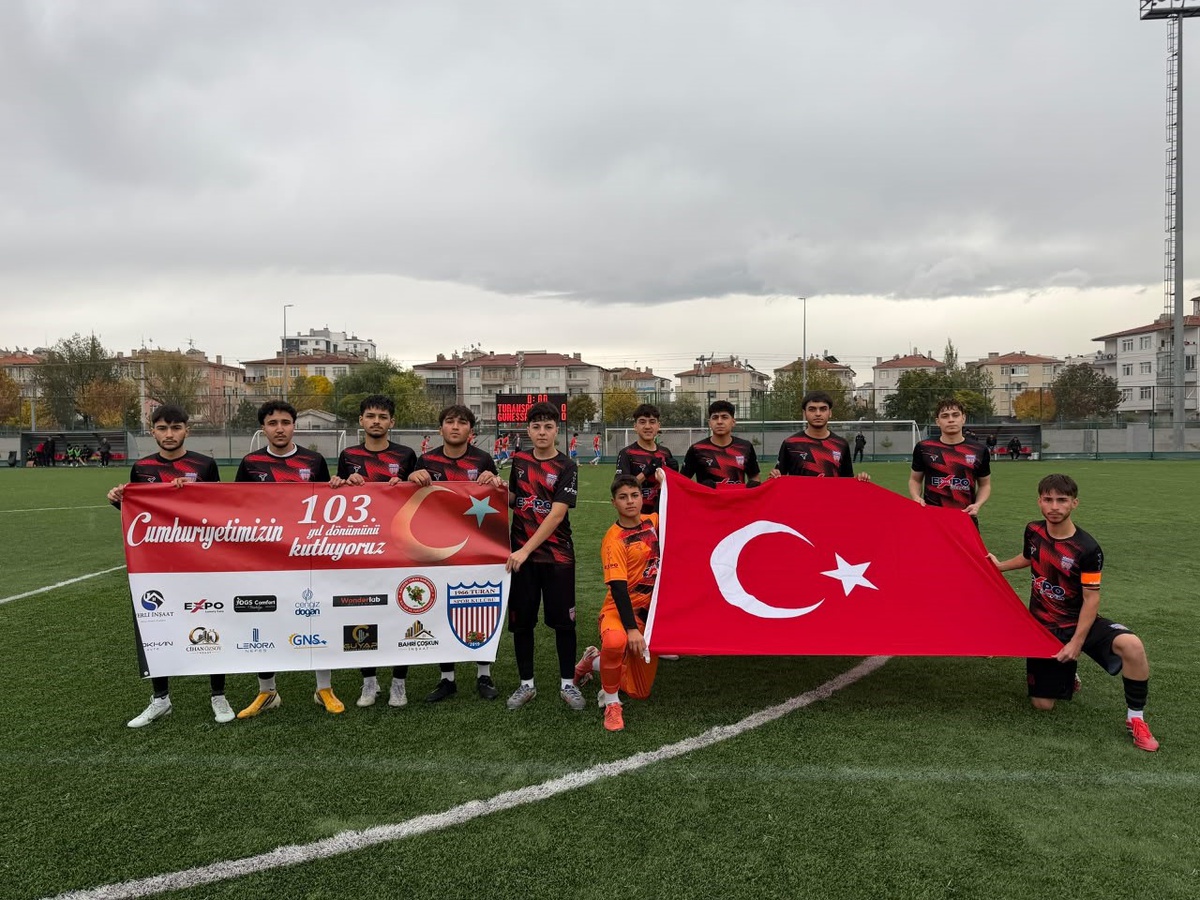 1966 Turanspor, Cumhuriyet’in 103. yıl dönümünde bayrak ve pankartla sahaya çıktı