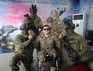 2. Karabağ Savaşı gazisi Taleh Camalov, TEKNOFEST Güneydoğu’da askerlerle buluştu