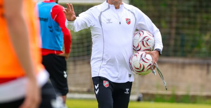 4 maçtır kazanamayan Karşıyaka, Uysal’ın ilk maçında yarın Kepezspor’a konuk olacak