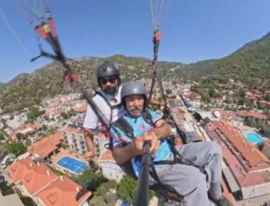 94 yaşındaki Yakup Kaya, Muğla Fethiye’de yamaç paraşütü yapan en yaşlı kişi oldu