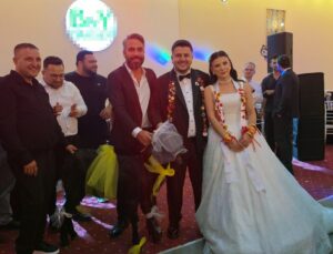 Adana Kozan’da düğünde damadın arkadaşı çifte mangal için keçi hediye etti