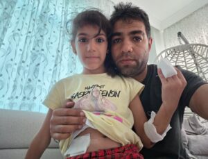 Adana’da çukura giren elektrikli bisiklet devrildi, baba ve kızı yaralandı