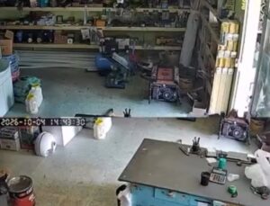 Adana’da depremlerin ardından Feke’deki Hopka Dağı’ndan kaya parçaları düştü