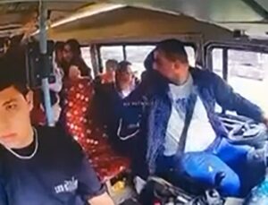 Adana’da konuşarak minibüs süren şoför dolmuşa çarptı, bazı yolcular hafif yaralandı