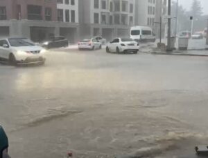 Adıyaman Besni’de sağanak sokakları göle çevirdi, köy yollarında taşkın oluştu