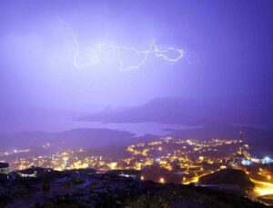 Adıyaman Gerger’de şimşekler gece saatlerinde görsel şölen oluşturdu