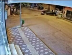 Adıyaman Kahta’da otomobil motosikletle çarpıştı, 1’i ağır 2 yaralı, kaza kamerada