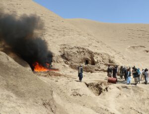 Afganistan polisi Ferah’ta yaklaşık 1 ton uyuşturucuyu yakarak imha etti