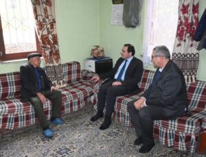 Afyon Çay Kaymakamı Türker, Dünya Yaşlılar Günü’nde yaşlıları evlerinde ziyaret etti