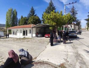 Afyonkarahisar Bolvadin’de iki araç gölgeliğe park edince cenaze cemaati mağdur oldu