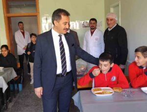 Afyonkarahisar Bolvadin’de taşımalı öğrenciler, Müdür Keleş’le yemekte buluştu