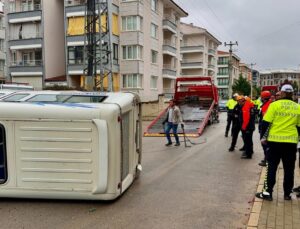 Afyonkarahisar’da iki minibüs çarpıştı, biri devrildi; 16 yaralıdan çoğu öğrenciydi