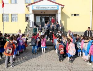 Ağrı Valisi Bozkurt, okullardaki spor sahası ve pansiyon çalışmalarını inceledi