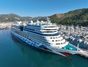 Aida Stella gemisi Muğla’nın Marmaris ilçesine çoğu Alman 2 bin 305 yolcu getirdi