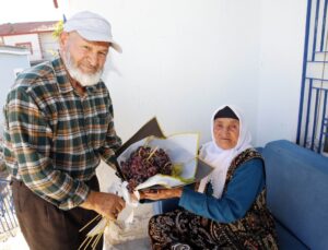 Aksaray’da Ramazan Keser, 58 yıllık eşine doğum gününde üzüm buketi hediye etti