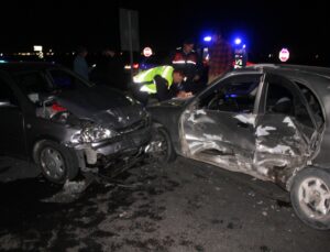 Aksaray’daki kavşakta iki otomobil çarpıştı, 2’si çocuk 7 kişi yaralandı.