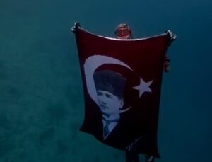 Akyaka’da iki dalgıç Cumhuriyet’in 103. yıl dönümünde Türk bayrağını su altında açtı