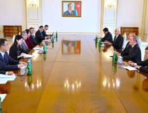 Aliyev, Bakü’de Çin Dışişleri Bakanı Wang Yi’den Xi Jinping’e selam iletmesini istedi