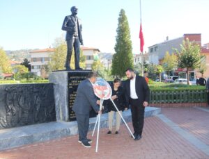 Amasya Taşova’da muhtarlar Muhtarlar Günü’nde Atatürk Anıtı’na çelenk bıraktı