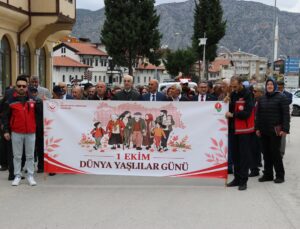 Amasya’da Dünya Yaşlılar Günü yürüyüşü Yavuz Selim Meydanı’nda sona erdi.