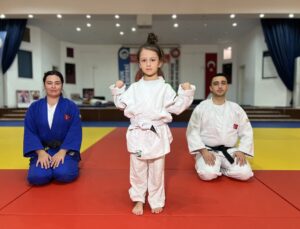 Ankara Çubuk’ta 6 yaşındaki Miray, anne ve babasını da judoya başlattı