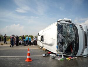 Antalya-Isparta yolunda midibüs devrildi, 17 yaralıdan biri ağır