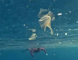 Antalya Kaş’ta Halk Plajı’nda yüzenlerin çevresindeki plastik atıklar dikkat çekti