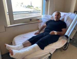 Antalya Manavgat’ta alev alan kamyonu bariyerlere yönlendiren sürücü yaralandı
