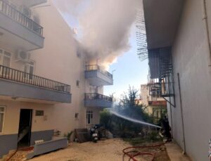 Antalya Serik’te çıkan yangında balkonda mahsur kalan kediyi Muzaffer Yıldız kurtardı