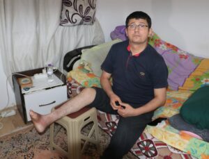 Antalya’da 2007’den beri ayak yarasıyla yaşayan Murat Şeker tedavi istiyor