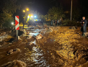 Antalya’da şiddetli sağanak esareti! Sel suları molozları yollara taşıdı!