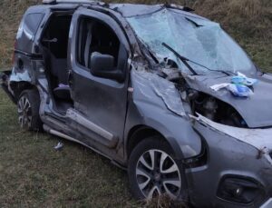 Ardahan’da Hanak-Damal yolunda iki hafif ticari araç çarpıştı, 9 kişi yaralandı